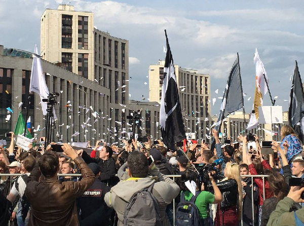 самолетики телеграм на митинге против цензуры 